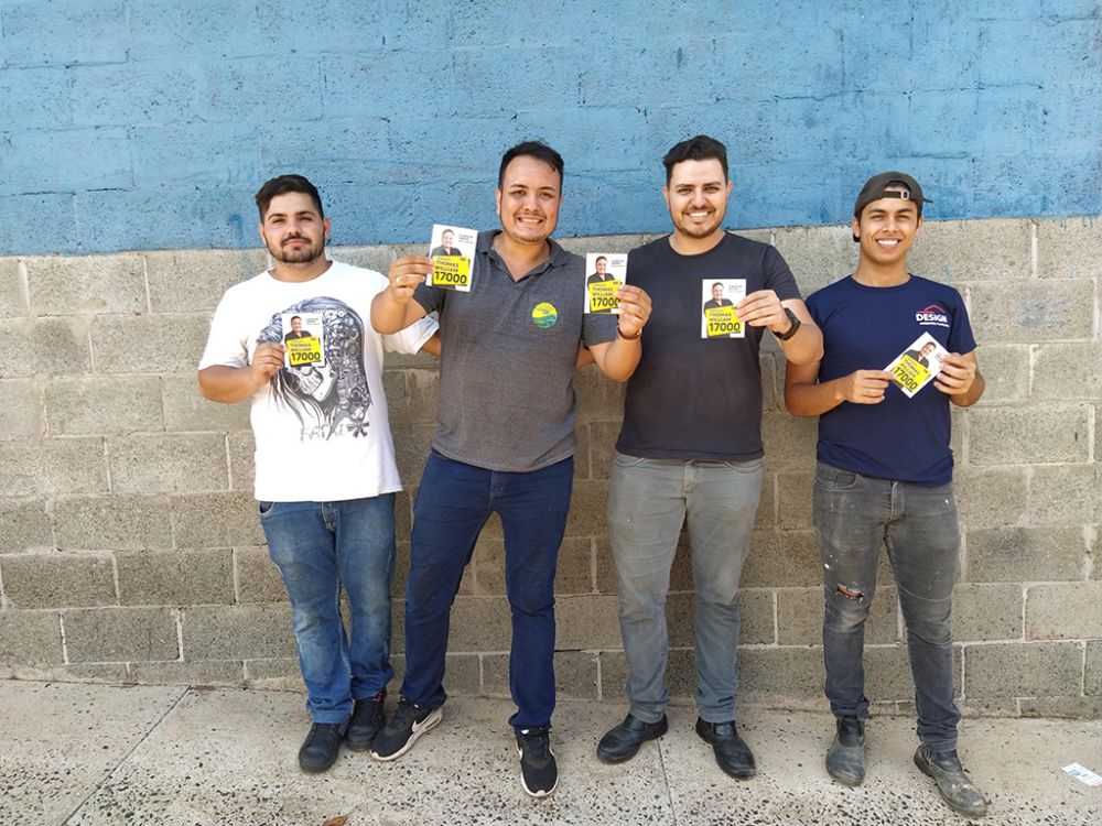 Thomas William com apoiadores no Jardim Santo Ant&ocirc;nio 