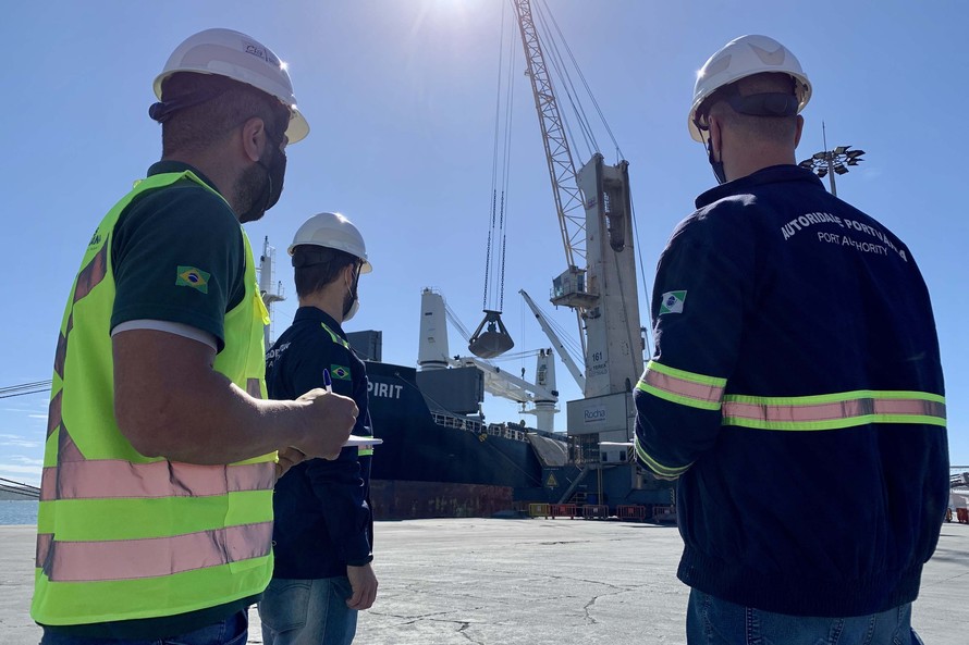 Todas as empresas que realizam operações e serviços portuários estão sujeitas à fiscalização, conforme prevê o documento, mas também recebem orientações periódicas sobre o cumprimento das normas.