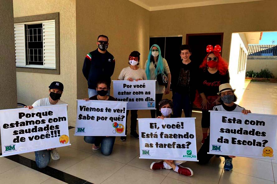 “Para mim foi uma grande surpresa. Jamais imaginaria ver meus professores fantasiados, com frases de incentivo para nós”, diz, emocionado, o aluno.