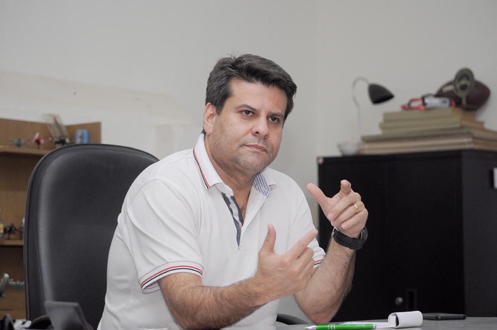 Fisioterapeuta Walmir Joaquim durante visita de cortesia a Redação do Jornal Circulando. Foto: C.Roberto Francisquini 