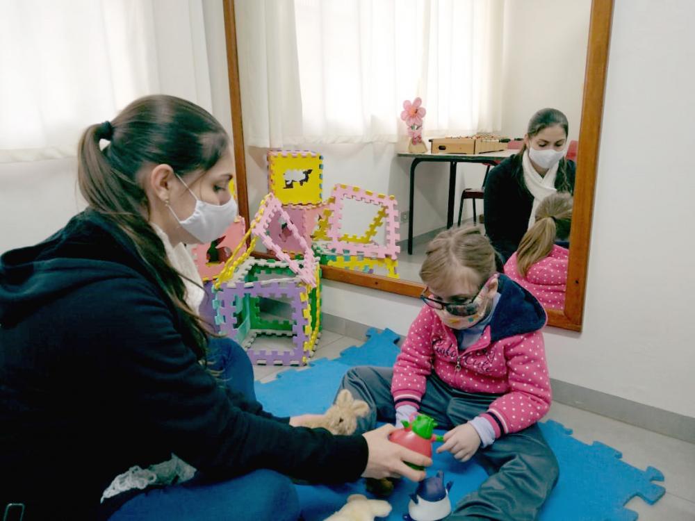 Criança atendida pelos profissionais da APAE. Profissionalismo e amor a causa. Foto: Arquivo da APAE-Cambará