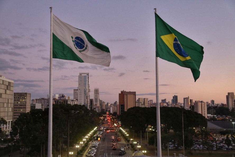 A transmissão acontece nesta segunda-feira (7), das 11h às 12h30, e vai contar com uma apresentação da Banda da Polícia Militar tocando hinos cívicos e as dobradas militares que normalmente acompanham o desfile cívico-militar
