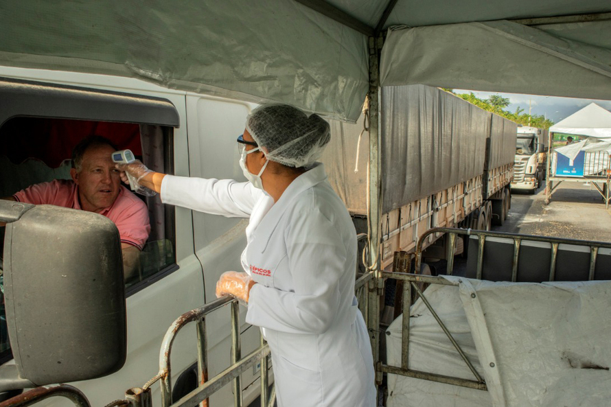 Caminhoneiros não pararam durante a pandemia e são responsáveis por 84% da movimentação de produtos que chegam ou saem do Paraná via portos