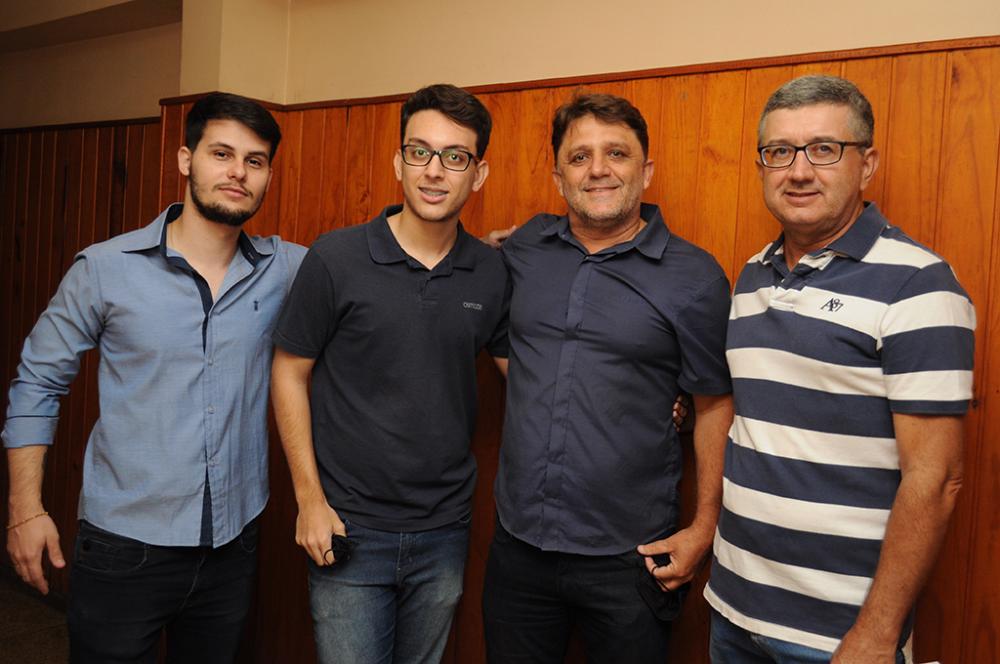 Gil dos Anjos vai com apoio do PROS. Na foto o Candidato aparece na companhia do filho Giovani, mais a esquerda, José Antônio Souza Presidente do PP e João Rafael Fonseca Presidente do PROS.