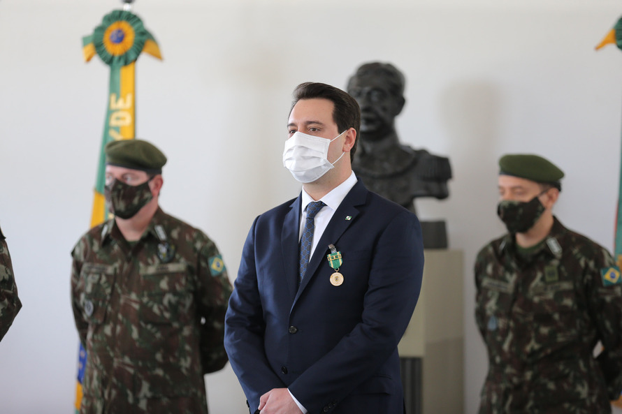 “É uma alegria pessoal muito grande. Tive a honra de nascer no Dia do Exército e tenho tido a honra de trabalhar em parceria com o Exército Brasileiro em alguns projetos estratégicos para o Estado. É motivo de muito orgulho”, disse Ratinho Junior.