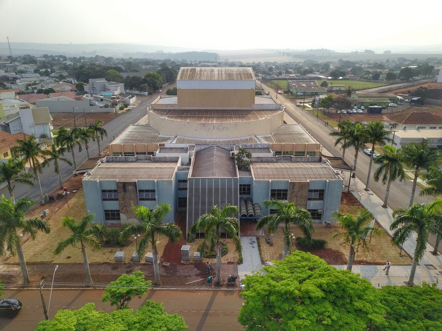 A área total é de quase 4 mil metros quadrados (3.998,22 m²), exatamente ao lado do paço municipal