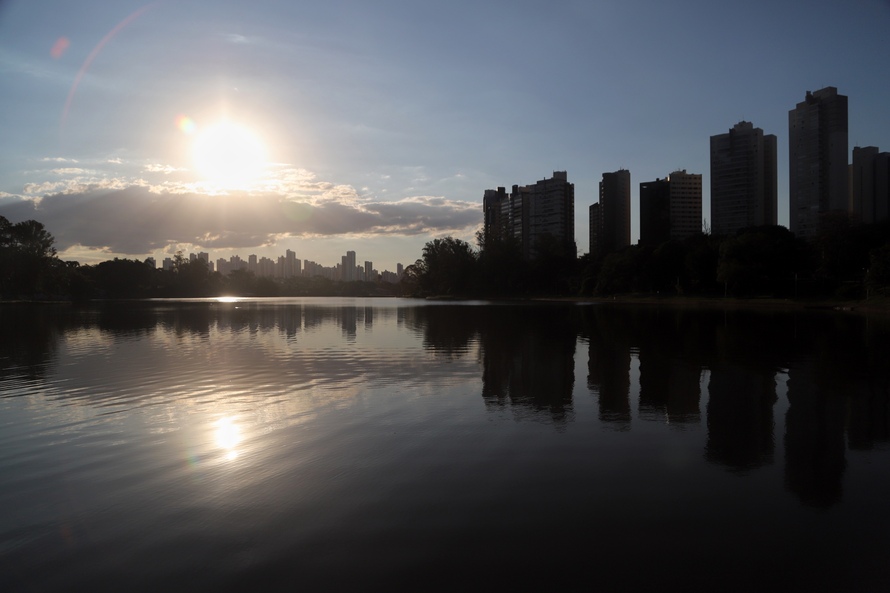 Segundo o Simepar, há uma combinação de temperaturas elevadas com déficit hídrico de chuvas, que estão abaixo da média há um ano e meio