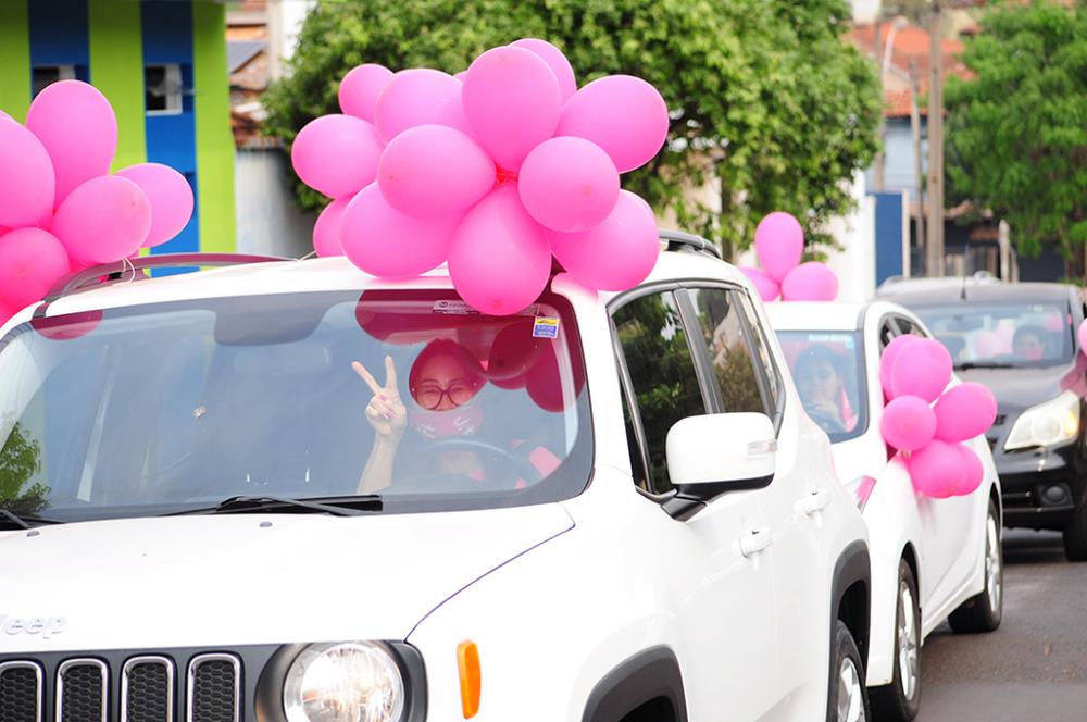 Tereza Takano, comerciante e integrante do CMEG posa para fotos durante a carreata do Outubro Rosa 