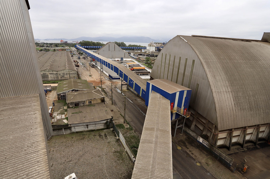  O armazém tem capacidade estática de 55 mil toneladas e a capacidade de expedição, na correia transportadora, é de 2 mil toneladas/hora. O investimento privado é de R$ 100 milhões
