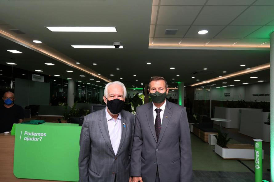 Ele participou da inauguração de uma nova agência do Sicredi em Curitiba