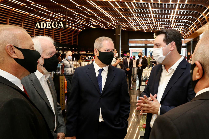 “Empregos serão gerados, recursos serão gastos no comércio, formando um círculo econômico que tanto a gente precisa”, afirmou.