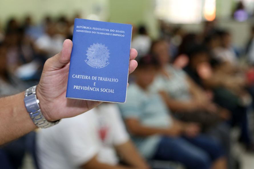 “Estamos atuando para diminuir a crise no Paraná e fazer com que mais pessoas possam estar qualificadas para conseguir um emprego e assim gerar mais renda para as famílias”, afirma Leprevost.