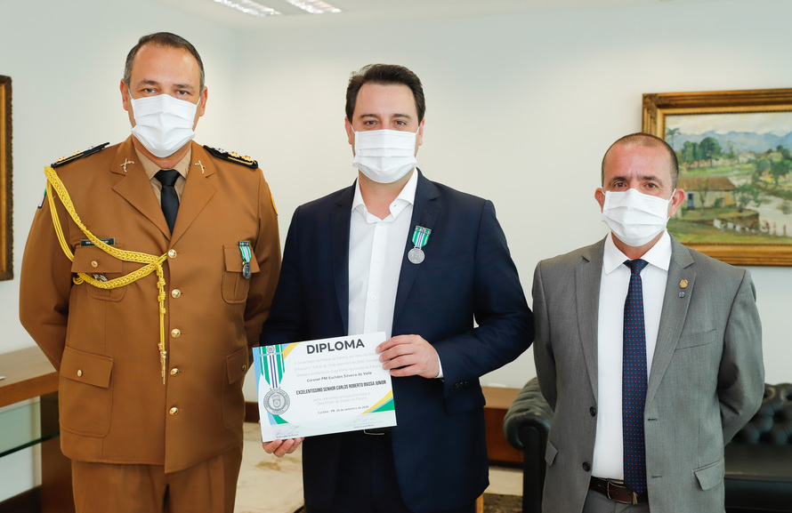 O governador Ratinho Junior foi agraciado com a Medalha de Mérito da Casa Militar e a Medalha de Mérito da Defesa Civil