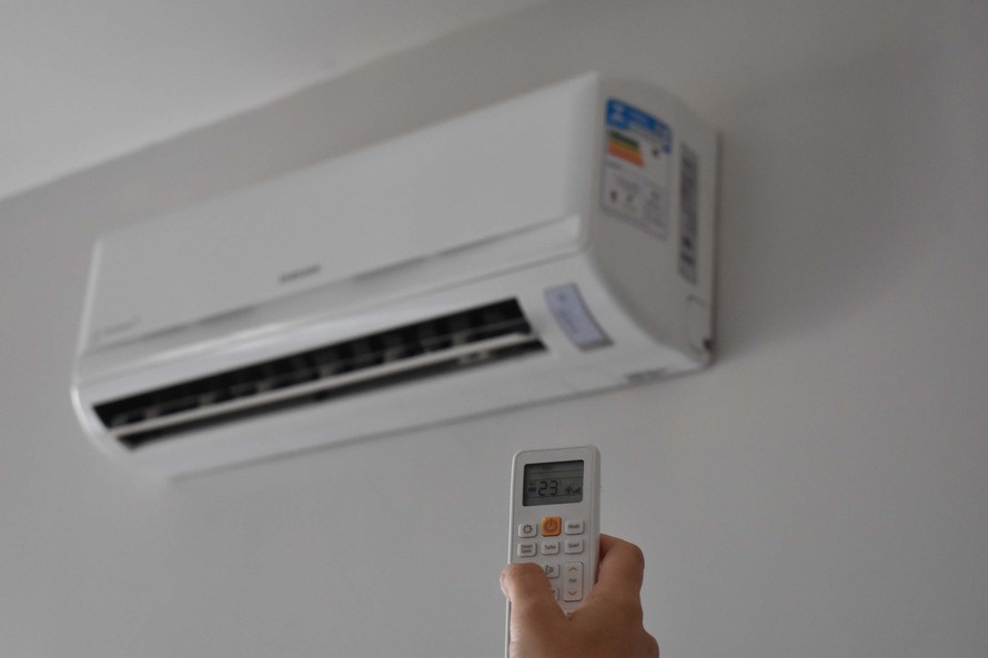 Tudo começa na compra do aparelho, quando deve-se observar a etiquetagem do programa de eficiência Procel e o bom dimensionamento para o ambiente que se quer refrigerar