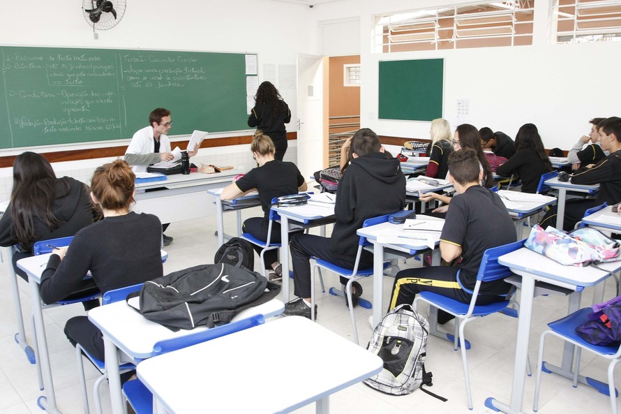 O edital abre no mínimo 4 mil vagas, com grande possibilidade de ampliação, para contratação de professores temporários para 2021