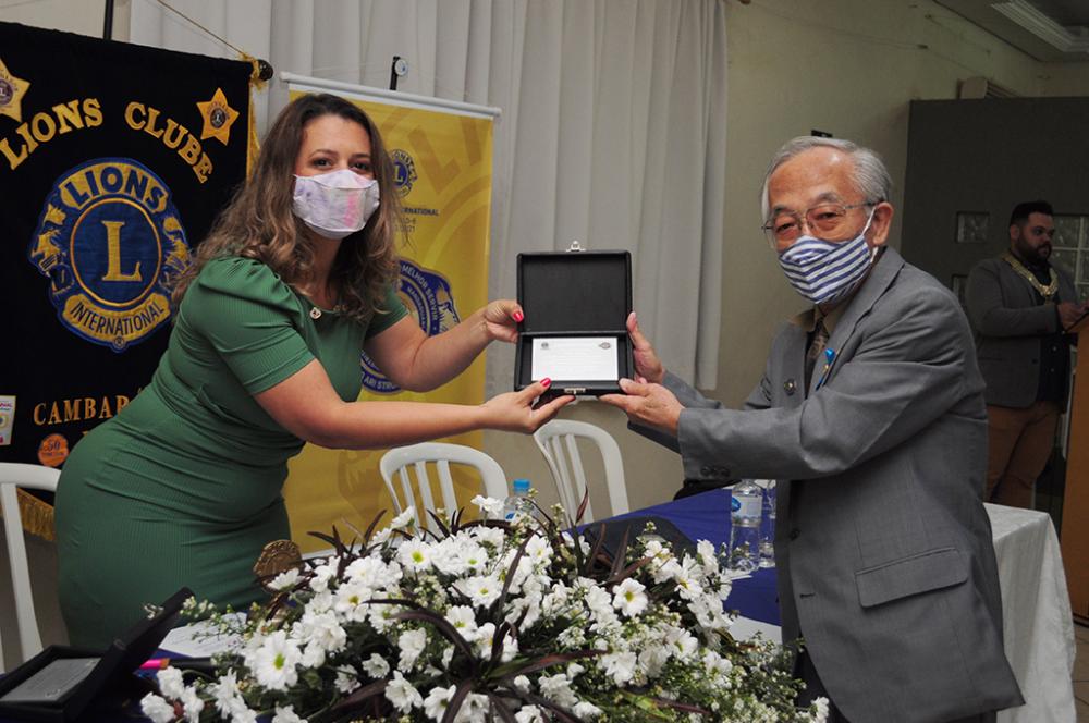 Kelly Marzenta entrega Comenda a Haruo Shimizu em noite festiva do Lions Clube de Cambará 