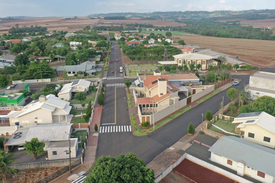 São atualmente 977 obras de pavimentação e recapeamento asfáltico em andamento em todas as regiões do Paraná