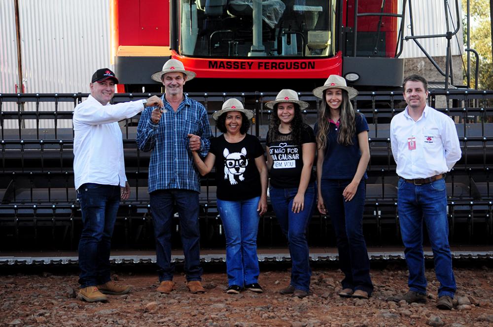 Aparecido Scoparo com a esposa e filhas recebe as chaves da MF4690HYBRID 
