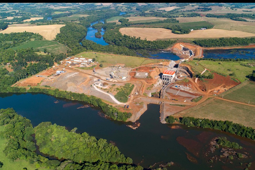 A construção da tomada de água, ponto de captação do reservatório para os condutos que levarão até as turbinas, já atingiu 90%
