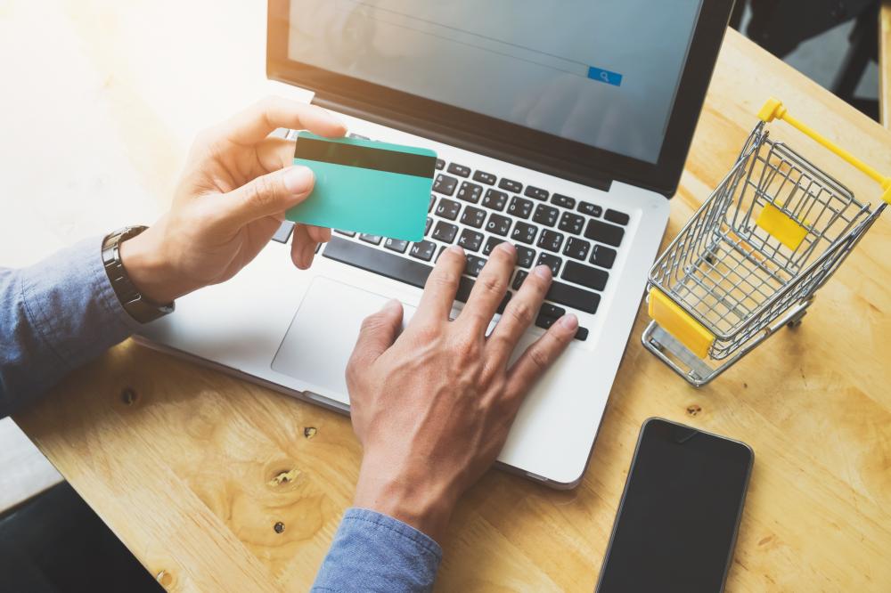 Por conta dessa digitalização forçada do consumo, as compras em ambiente online ganharam muita força, e isso também inclui toda a jornada de compra do consumidor