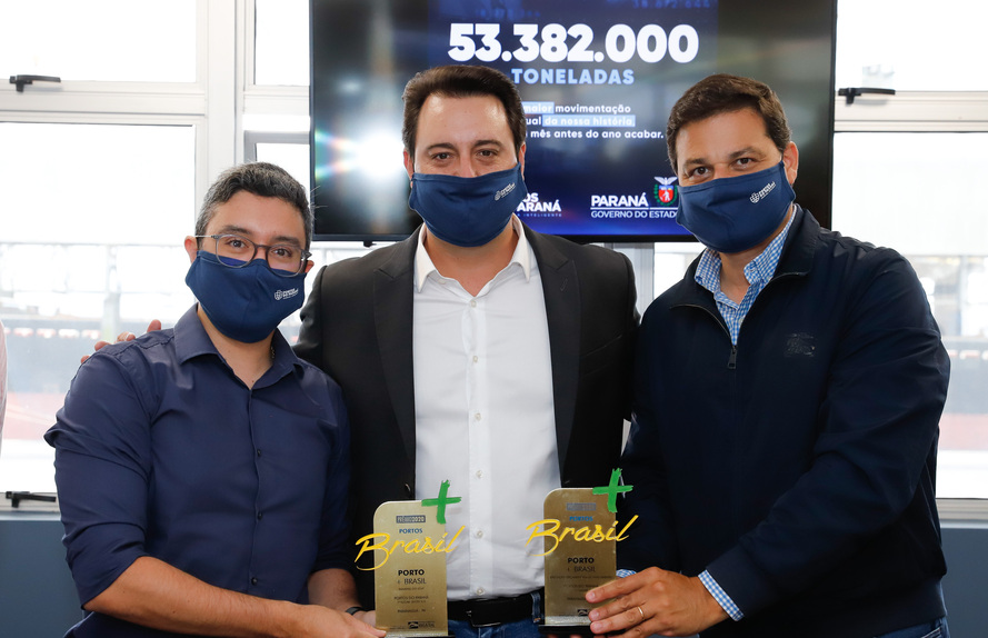 Ratinho Junior acompanhou a contagem regressiva e comemorou com os trabalhadores