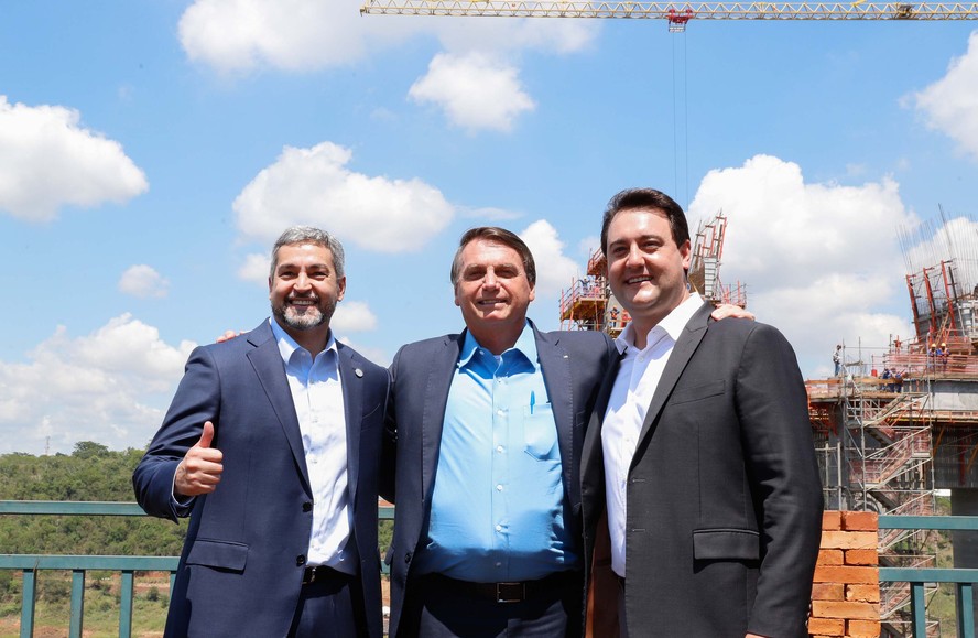 O presidente Jair Bolsonaro e o presidente do Paraguai, Mario Abdo Benítez, vistoriaram a obra, acompanhados pelo governador Ratinho Junior