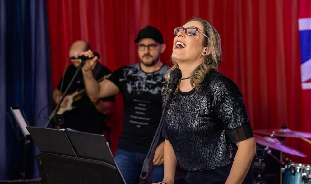 Isabel Pucci e a Banda Time Machine durante Live no Clube Norte