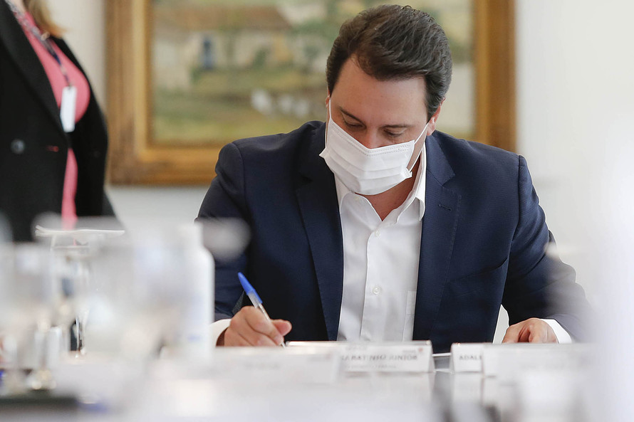 “É difícil falar para as pessoas permanecerem em casa depois de nove meses de pandemia. Mas precisamos com urgência tentar mais uma vez o isolamento social, uso de máscara e principalmente o distanciamento”, destaca