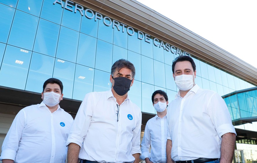 O aeroporto de Cascavel tem voos com destino a Curitiba, Guarulhos (SP), Campinas (SP) e Porto Alegre, em operações das companhias Gol e Azul