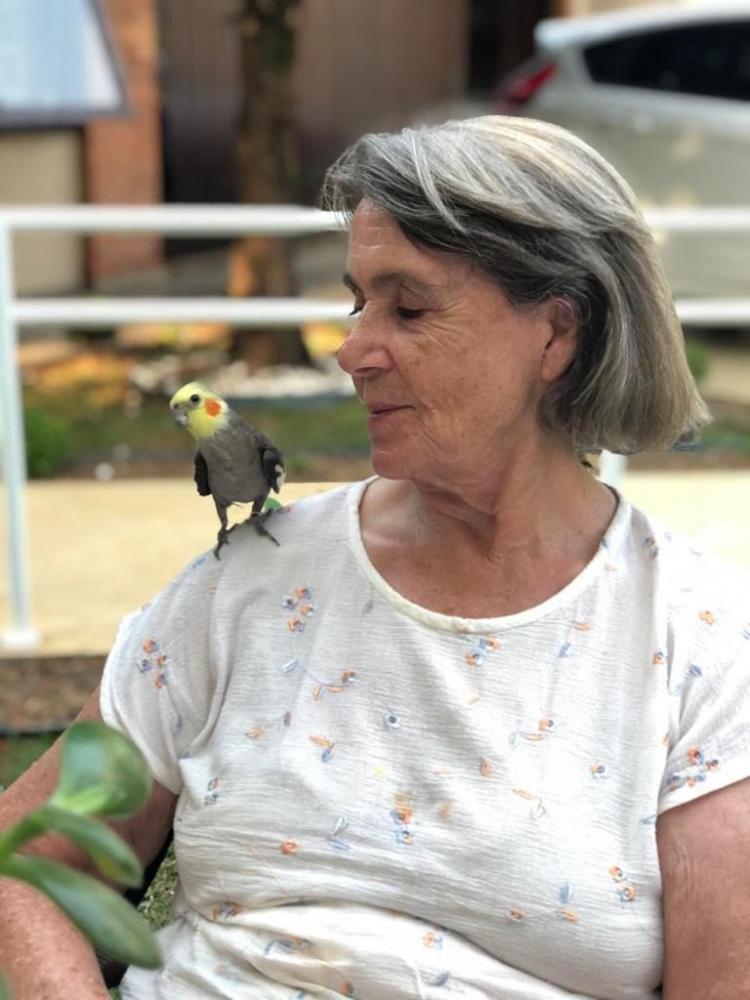 Melhoras no humor e na sociabilidade podem ser percebidas em idosas que participam da Pet Terapia em casa de repouso, em Curitiba. Foto: Arquivo/Solary Ville