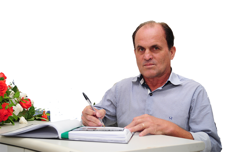 João Antônio Tinelli é professor e atual diretor do Colégio Estadual Angelina Ricci Vezozzo, de Cambará