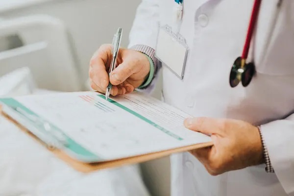 Sem direcionamentos claros, com trocas de ministros da saúde e uma gestão descoordenada, o que se viu foi o aumento de cancelamento de consultas e cirurgias agravando ainda mais a situação da oncologia no país