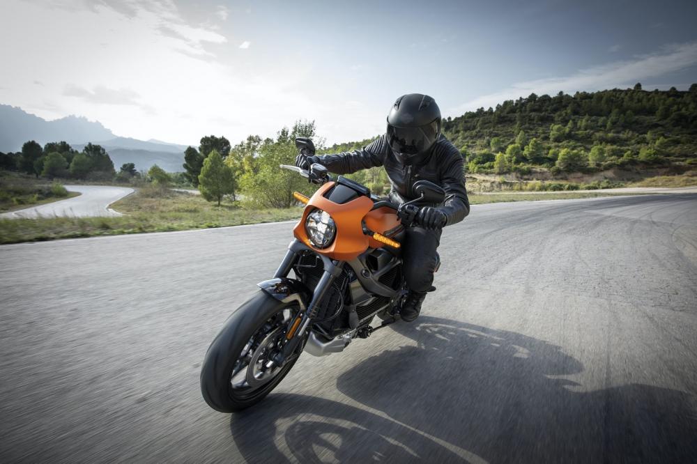 É essencial que os motociclistas estejam atentos aos procedimentos de segurança, principalmente se a moto não é o principal meio de locomoção no dia a dia e está estacionada há muito tempo