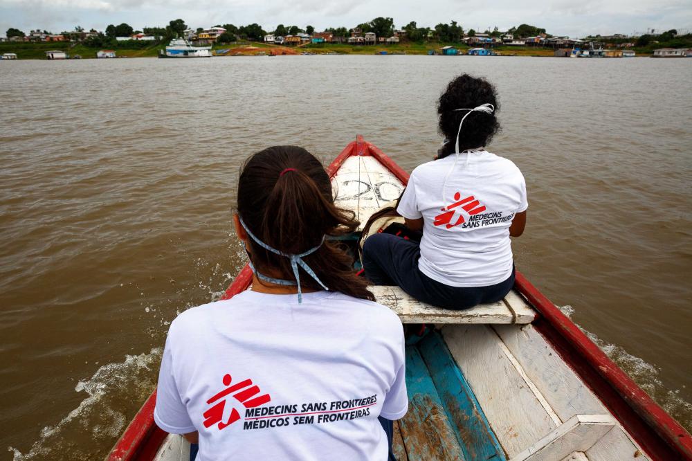 Médica e promotora de saúde de MSF atravessam o lago Tefé para oferecer treinamento à equipe de uma unidade básica de saúde situada no bairro de Abial. Diego Baravelli/MSF
