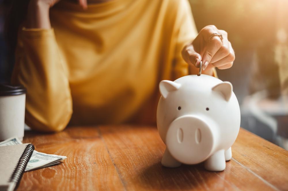 “A poupança pode até ser vista como boa opção para uma reserva de segurança, algo em torno de R$ 2 mil a R$ 5 mil para emergências, mas ela é péssima como opção de investimento”, detalha Salanek.