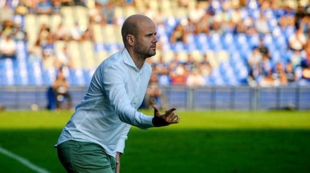 Depois de trabalhar nas categorias inferiores de dois clubes da LaLiga, o Las Palmas e o Deportivo Alavés, ainda passou pelo Aspire Academy, do Catar, antes de ingressar no clube onde faria história: o Independiente del Valle, do Equador