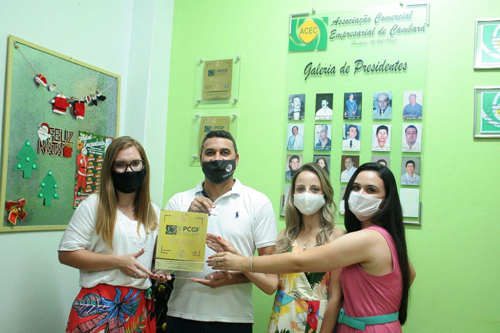 Presidente Beto Zanon entre as colaboradoras da ACEC. 