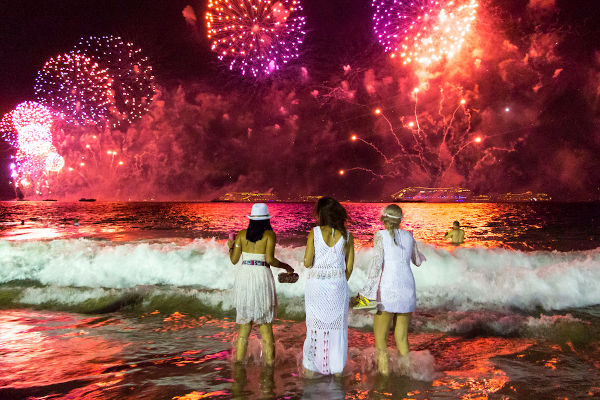 Pular sete ondas durante o Ano-Novo é uma das muitas tradições dessa festa.