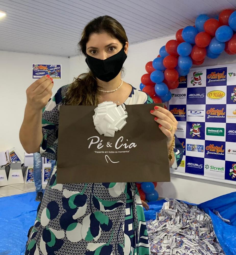 Presidente da ACIJA, Ana Carla Molini apresenta cupom de um dos sorteados