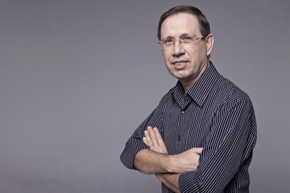 Carlos Wizard é empreendedor social, professor, escritor e fundador do projeto social Brasil do Bem