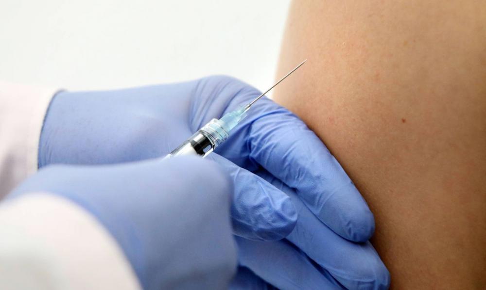 “Neste quesito, de forma temporária e excepcional, as determinações sanitárias relacionadas à estrutura física podem ser flexibilizadas para as farmácias privadas durante este período da pandemia”.