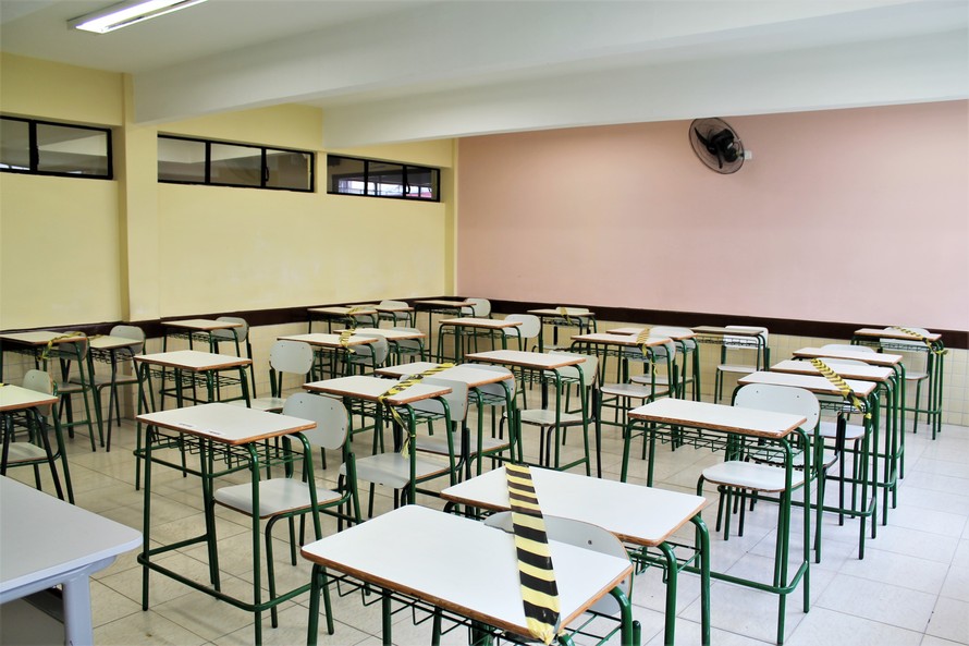  São galões de álcool em gel e líquido, termômetros, dispensers e macacões para equipes de limpeza. Serão enviadas também 2,1 milhões de máscaras de tecido para os alunos