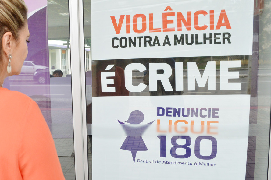 Prestam acompanhamento psicológico, social e jurídico, e orientam sobre os diferentes serviços disponíveis relacionados à prevenção, apoio e assistência às mulheres em situação de violência