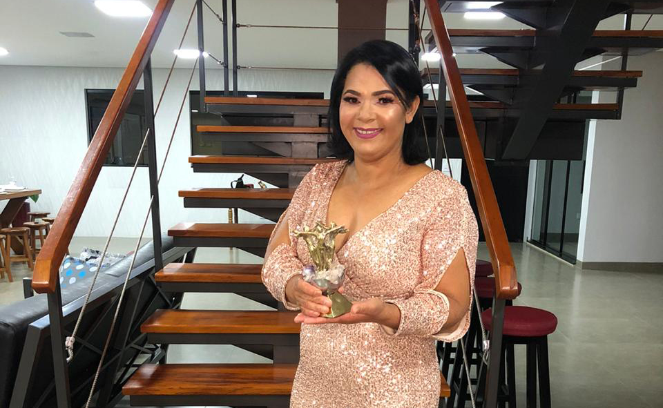 Tânia Lima recebe prêmio da FECOMÉRCIO por história de luta e superação