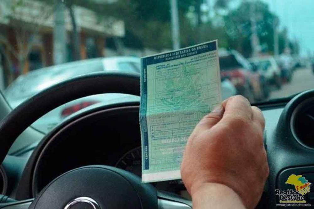 O contribuinte que deixar de recolher o imposto fica sujeito a multa de 0,33% por dia de atraso e juros de mora com base na taxa Selic. Passados 60 dias, o percentual da multa fixa-se em 20% do valor do imposto.