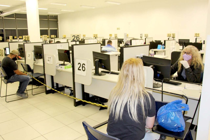  A carga de trabalho é de 40 horas semanais e os salários variam de R$ 1.554,33 a R$ 3.730, 42