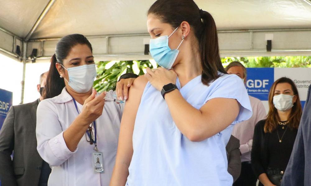 Ontem (18), a Agência Brasil já havia registrado o início da vacinação em Goiás, Piauí e Santa Catarina, além de São Paulo, no domingo.