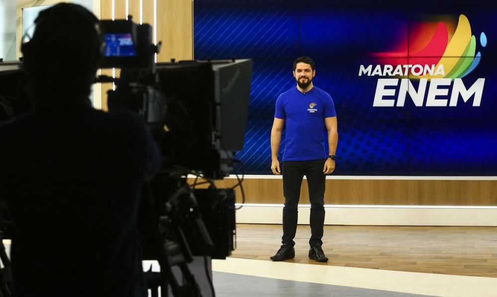  O terceiro programa da série traz uma revisão final dos conteúdos do segundo dia de provas: matemática e ciências da natureza.