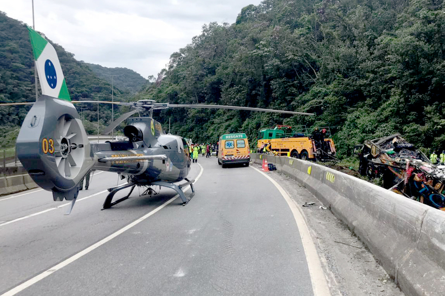 O veículo tinha 57 passageiros, além de dois motoristas. O acidente aconteceu perto das 8h30 no quilômetro 668