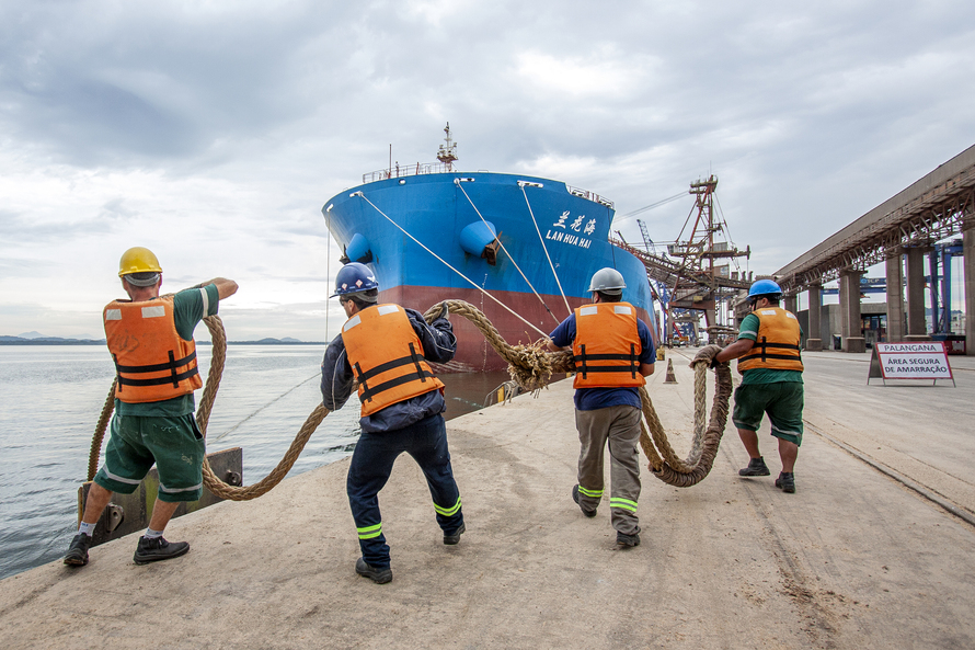 Enquanto muitos puderam desempenhar as funções remotamente, esses trabalhadores seguiram na ponta para garantir o movimento de cargas